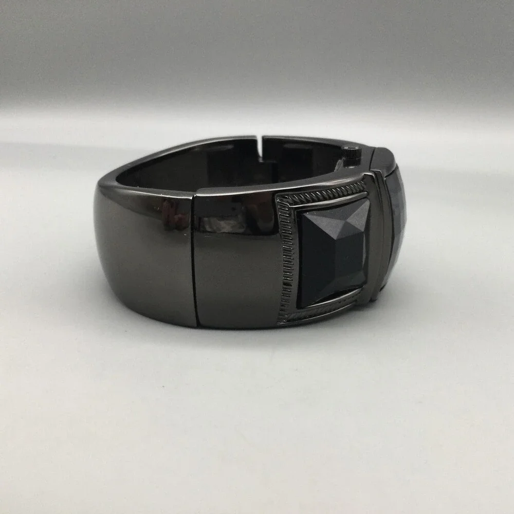 Valletta Womens Watch 31mm Silver Tone Faceted Bangle Bracelet New Battery 6.75
